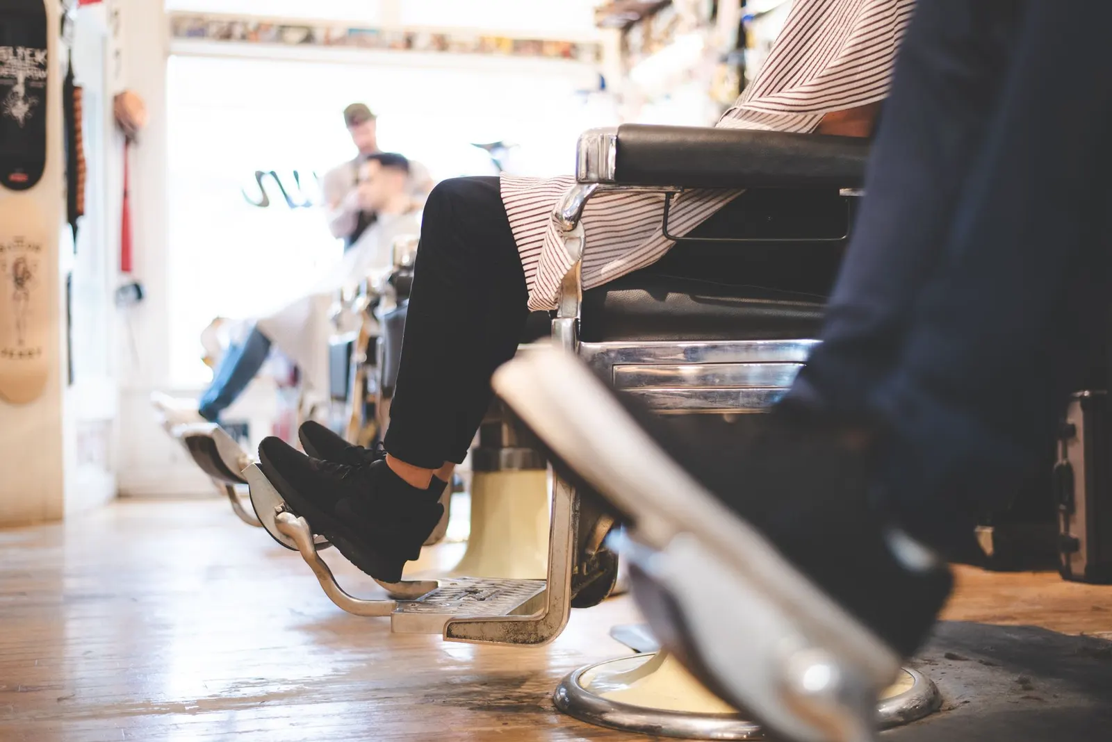 Intérieur du salon-barbier, clients installés dans une ambiance détendue
